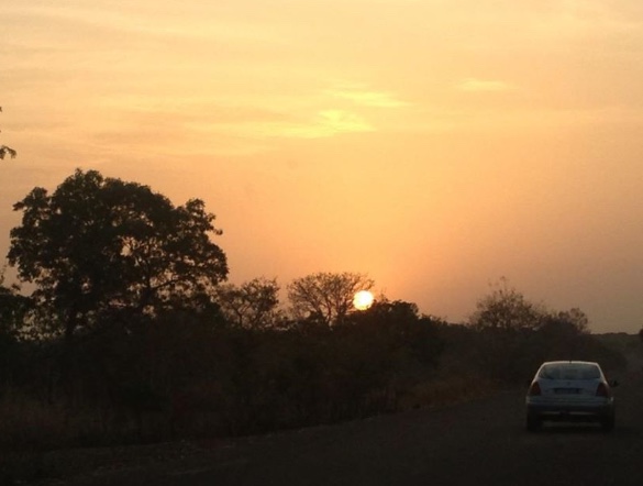 Coucher de soleil sur la route de Bouaké, Côte d'Ivoire
